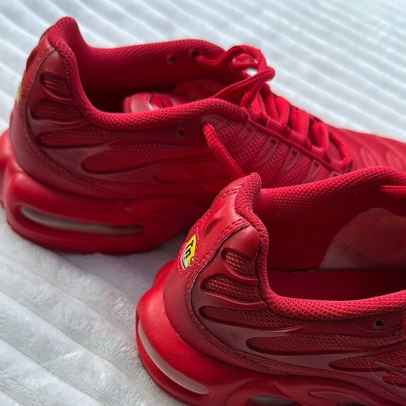Nike Air Max Plus Red Athletic Shoes with Wavy TPU Overlays - Picture 6 of 11